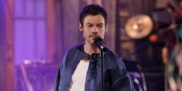 Harry Styles returned to charm at ‘SNL,’ and he’s definitely not ‘queerbaiting’