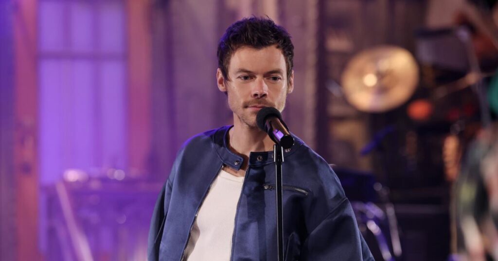 Harry Styles returned to charm at ‘SNL,’ and he’s definitely not ‘queerbaiting’