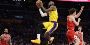 LeBron James’ adaptability a key in victory over the Bulls