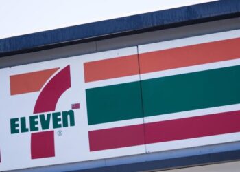 Los Angeles police fatally shoot robbery suspect at 7-Eleven