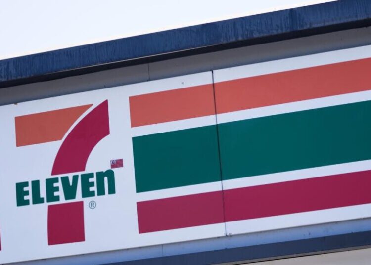 Los Angeles police fatally shoot robbery suspect at 7-Eleven