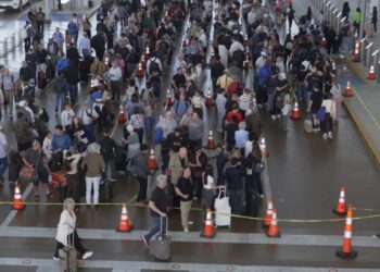 Trump says he will sign an emergency order to pay TSA agents during funding impasse