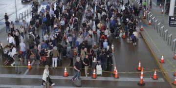 Trump says he will sign an emergency order to pay TSA agents during funding impasse