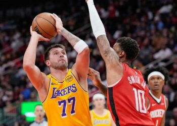 Lakers surge late and defeat Rockets for their sixth consecutive win