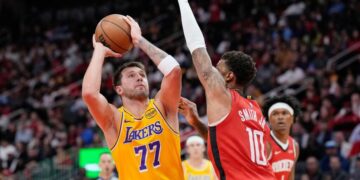 Lakers surge late and defeat Rockets for their sixth consecutive win