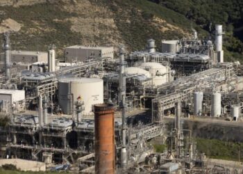 Oil flows through Santa Barbara coastal pipeline for first time in decade amid Trump fight with California