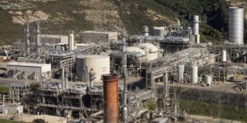 Oil flows through Santa Barbara coastal pipeline for first time in decade amid Trump fight with California