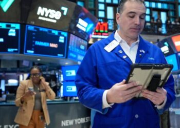 Stocks slump on worries about higher oil prices, inflation and interest rates