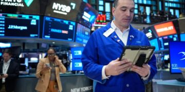 Stocks slump on worries about higher oil prices, inflation and interest rates