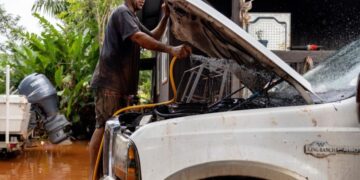 Historic Hawaii floods leave 2,000 people without power