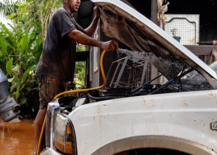 Historic Hawaii floods leave 2,000 people without power