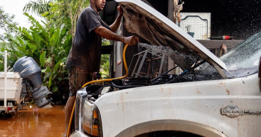 Historic Hawaii floods leave 2,000 people without power