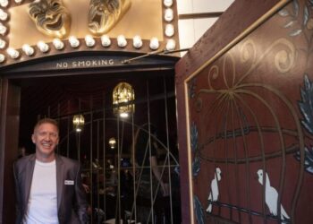 Inside Knott’s Berry Farm, a tiny theater boasts rowdy shows and alums like Steve Martin