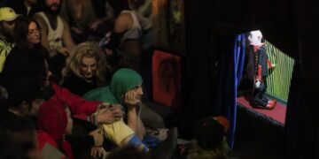 His underground puppet shows draw massive crowds to L.A. street corner — and fans don’t even know his name