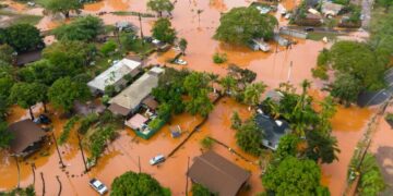 Hawaii’s worst flooding in 20 years threatens dam, prompts evacuations as more rain looms