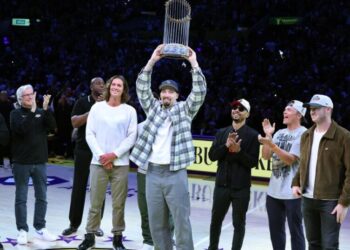 The Dodgers are chasing a three-peat. They can take some cues from the 2002 Lakers