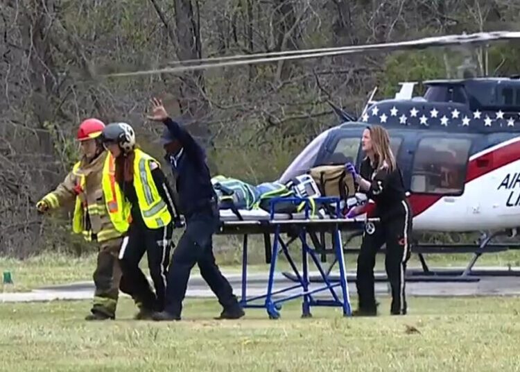 2 students dead and at least 7 others injured in Tennessee school bus crash