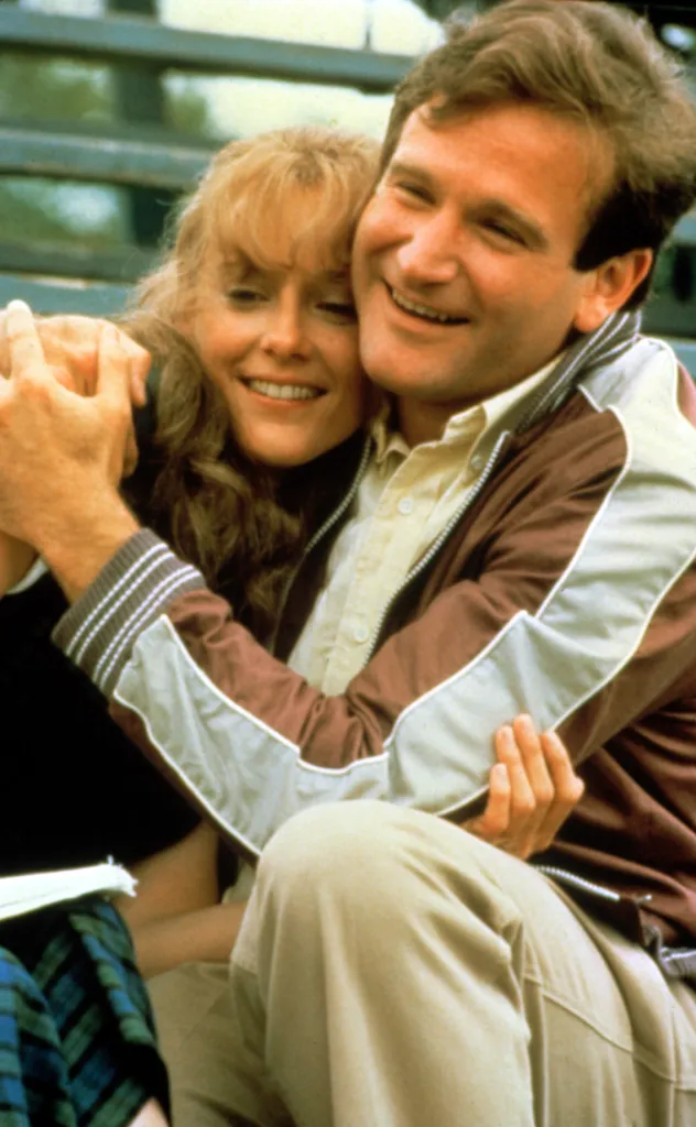 Mary Beth Hurt and Robin Williams embrace in