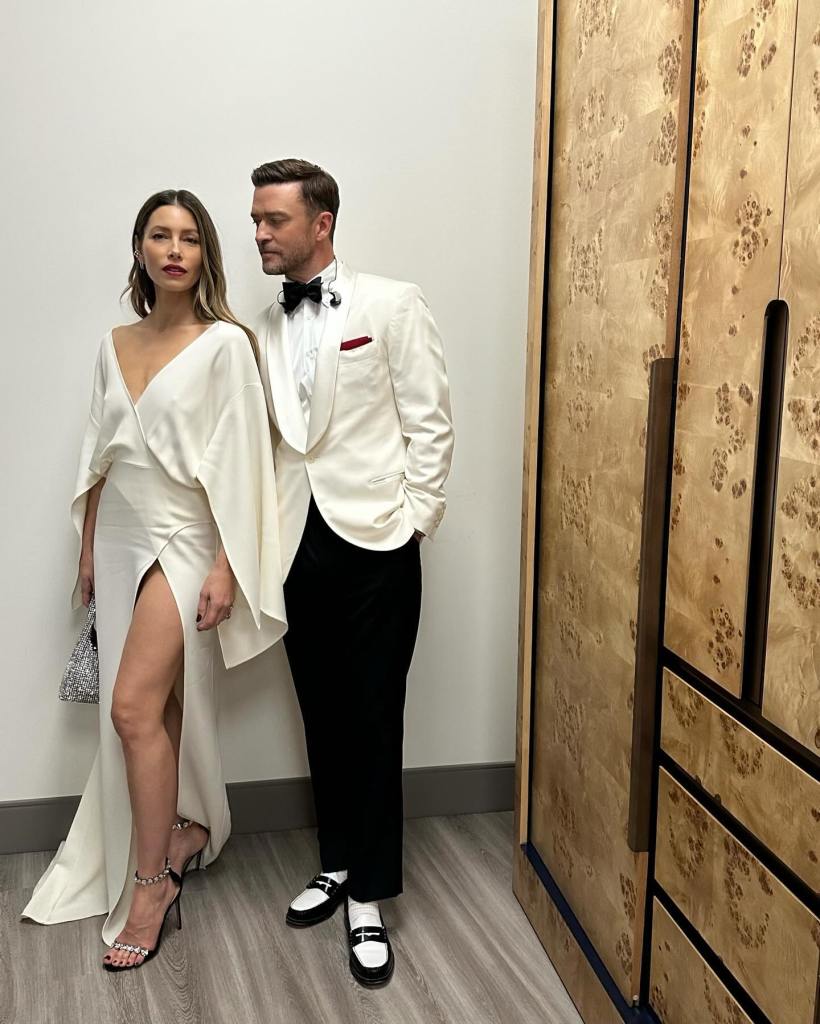 Justin Timberlake and Jessica Biel posing.