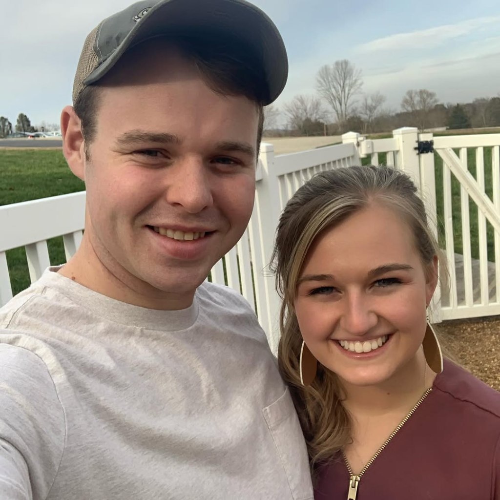 Joseph Garrett Duggar and Kendra Caldwell smiling for a selfie outdoors.