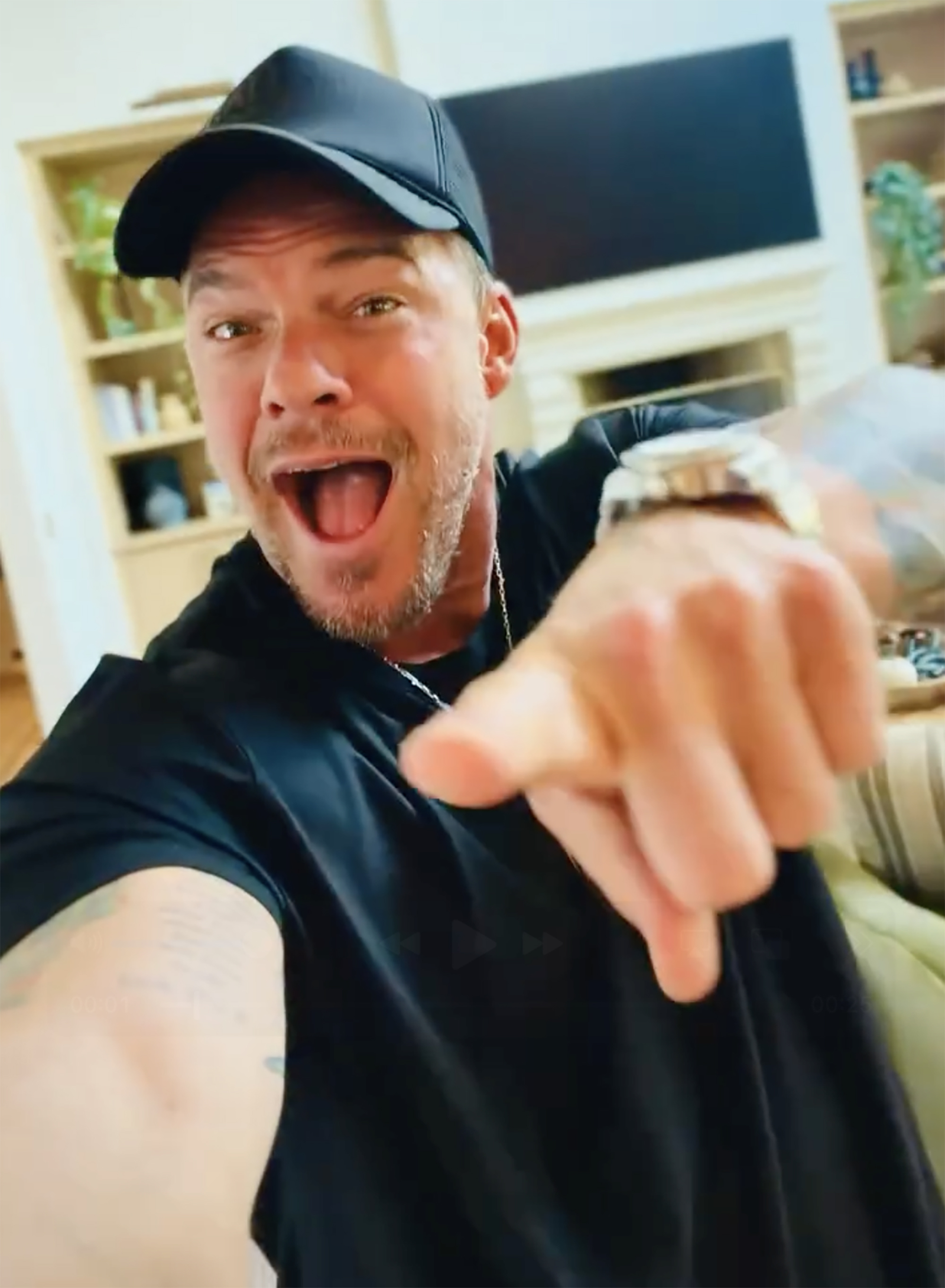 Alan Ritchson laughing and pointing at the viewer.