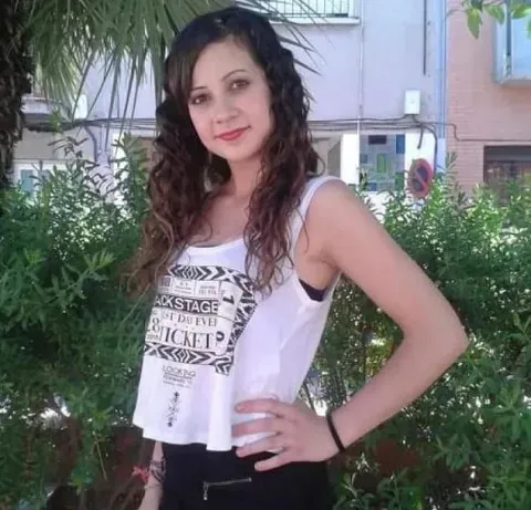 Noelia Castillo posing outdoors.