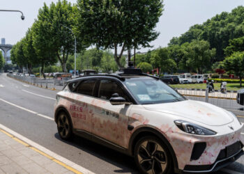 Robot Taxis Stop in Traffic in Chinese City, Stranding Travelers