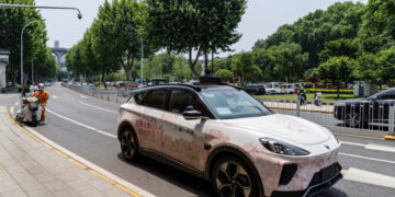 Robot Taxis Stop in Traffic in Chinese City, Stranding Travelers