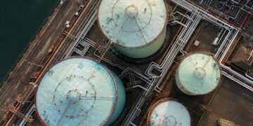 Stocks in Asia Rally and Oil Prices Rise