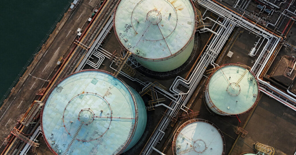 Stocks in Asia Rally and Oil Prices Rise