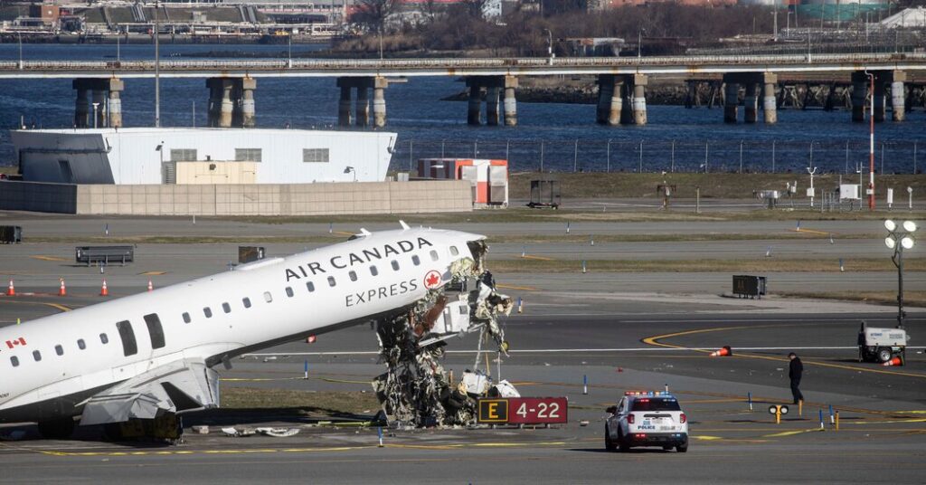 Investigators Said to Look at Whether LaGuardia Controller Stepped Away