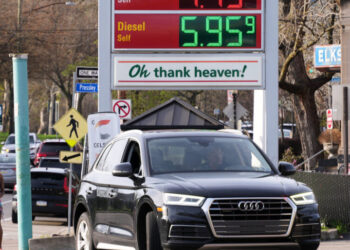 Oil Rises Slightly After Trump’s Latest Threats on Iran