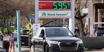 Oil Rises Slightly After Trump’s Latest Threats on Iran