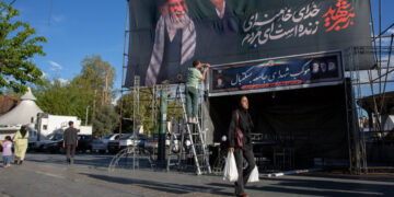 As Trump Deadline Looms, Iran and U.S. Mix Threats With Hints of Deal