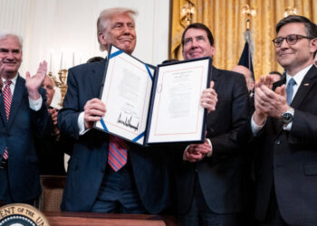 White House and Crypto Industry Fight Bank Lobby Over Stablecoin Income