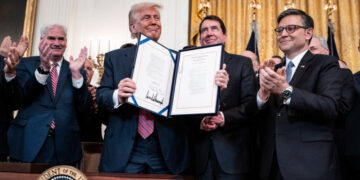 White House and Crypto Industry Fight Bank Lobby Over Stablecoin Income