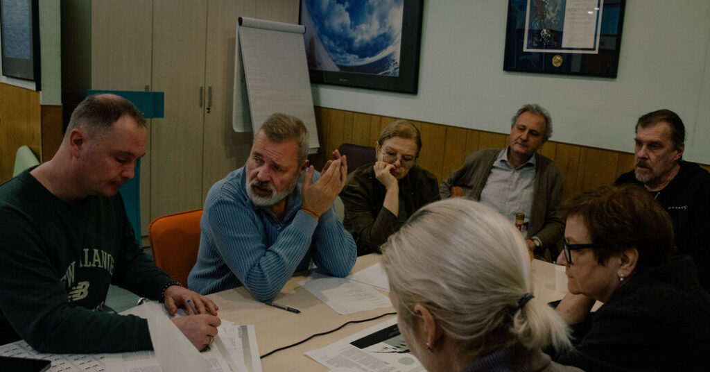 A Newspaper Is Raided and a Rights Group Outlawed Amid Kremlin Crackdown