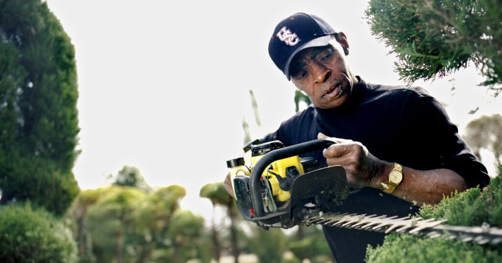 Pearl Fryar, a Picasso of Plants, Dies at 86