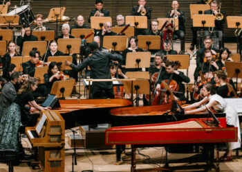 Review: The Philharmonic Surrounds a Premiere With a Motley Crowd