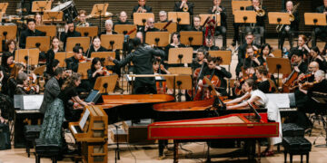 Review: The Philharmonic Surrounds a Premiere With a Motley Crowd