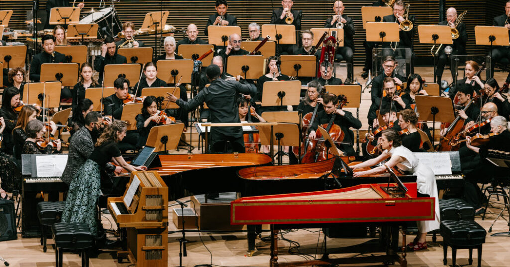 Review: The Philharmonic Surrounds a Premiere With a Motley Crowd