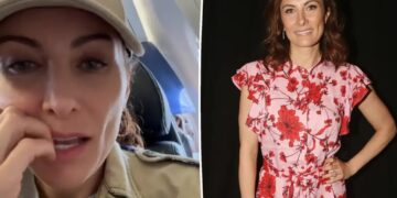 Broadway star moans about not getting recognized on flight full of theater kids