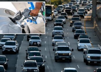 Automakers trade group urges government to scrap gas tax, replace it with vehicle weight fee