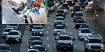 Automakers trade group urges government to scrap gas tax, replace it with vehicle weight fee