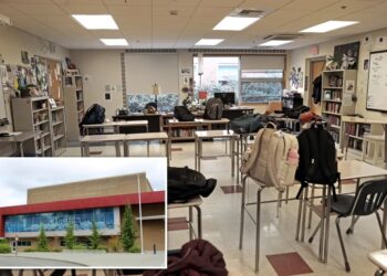 Washington state teacher flashed topless pics to class full of students during PowerPoint presentation