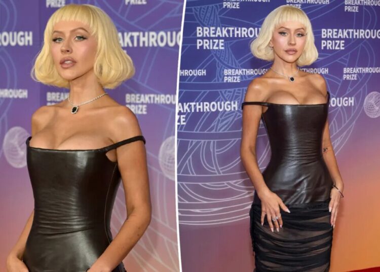  Christina Aguilera shows off new look in skintight black dress at Breakthrough Prize Ceremony