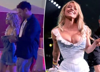 Sydney Sweeney lets loose on boyfriend Scooter Braun’s shoulders at Stagecoach
