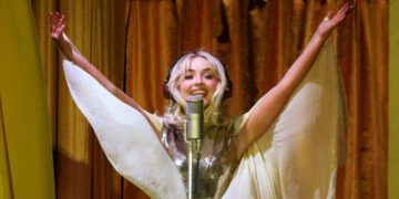 Sabrina Carpenter Apologizes for Mocking Arabic Call at Coachella