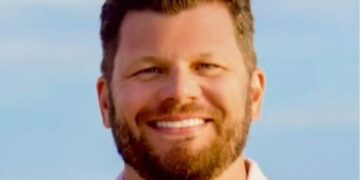 This founder was an AI layoff 9 months ago. Then he built an instantly profitable company with 2 partners and 12 agents