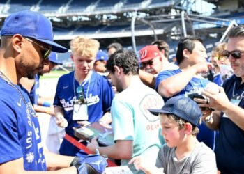 Mookie Betts and Dodgers in wait-and-see mode regarding his injury